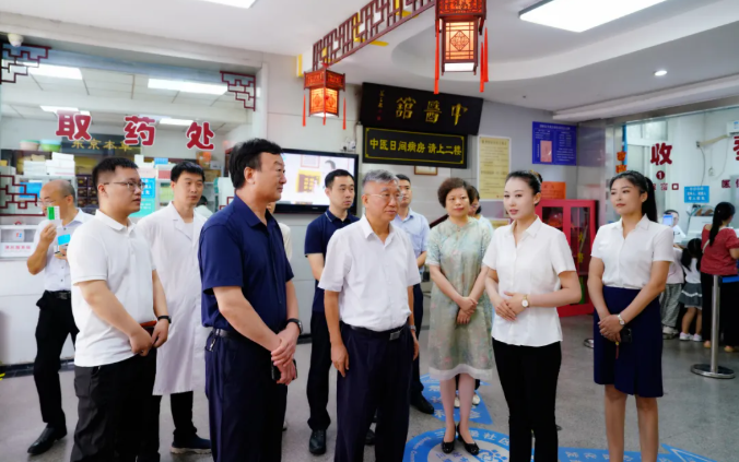 致公黨河南省委會主委司富春蒞臨開封市中醫院三里堡社區衛生服務中心調研指導